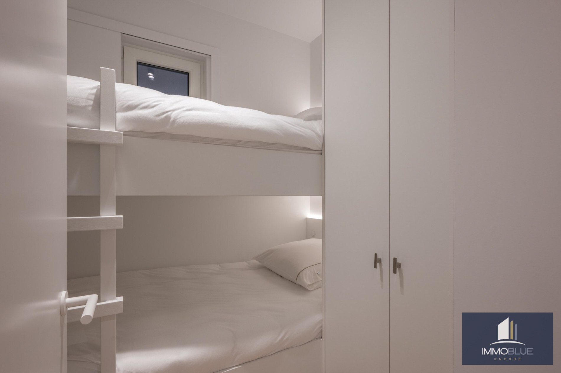 Stijlvol volledig gerenoveerd appartement in een vernieuwde residentie gelegen op een boogscheut van de zee en het commercieel centrum. 