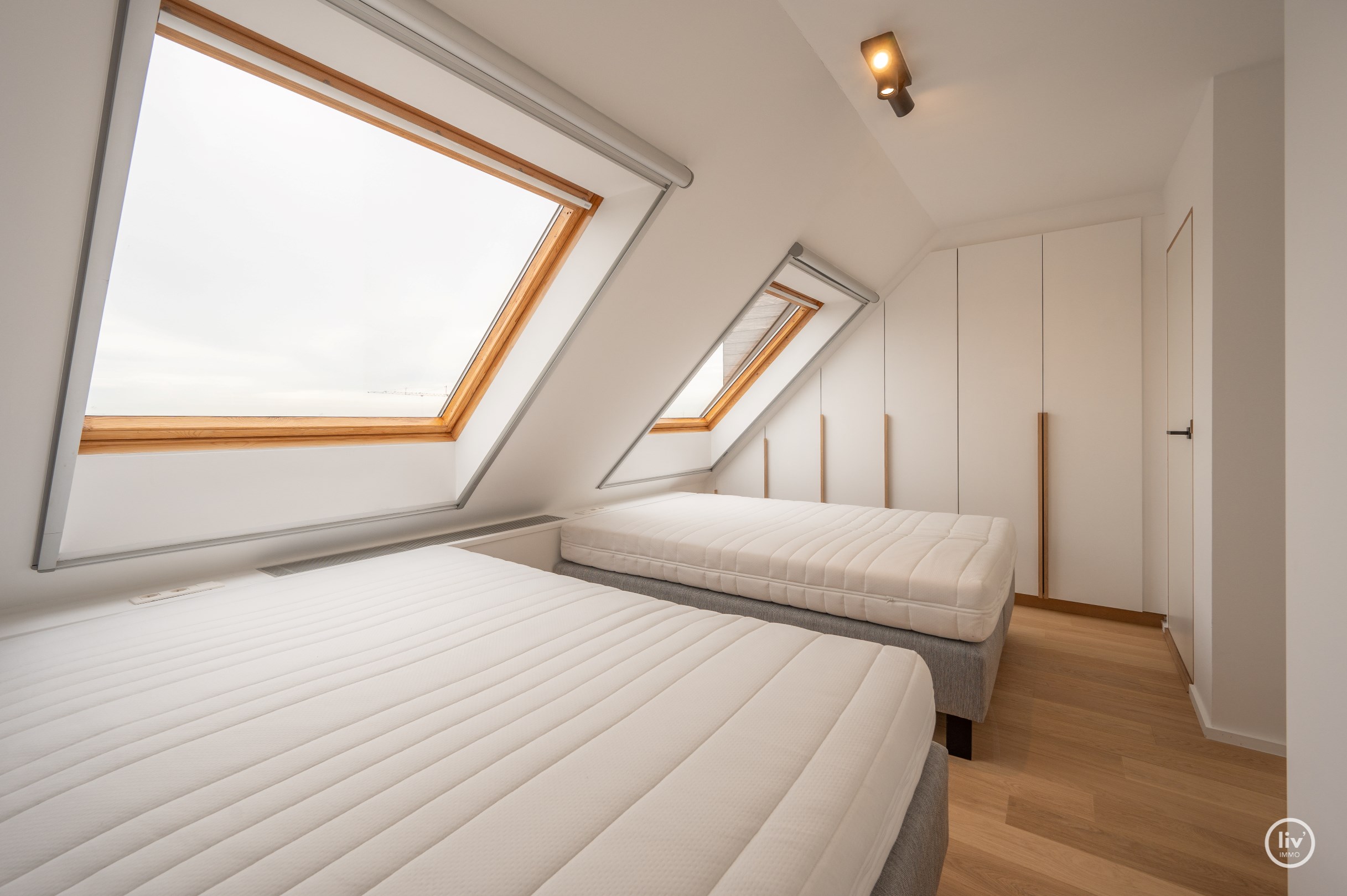 Un appartement en duplex rénové unique avec une magnifique terrasse ensoleillée offrant une vue dégagée situé sur la Kustlaan au cœur du Zoute. 