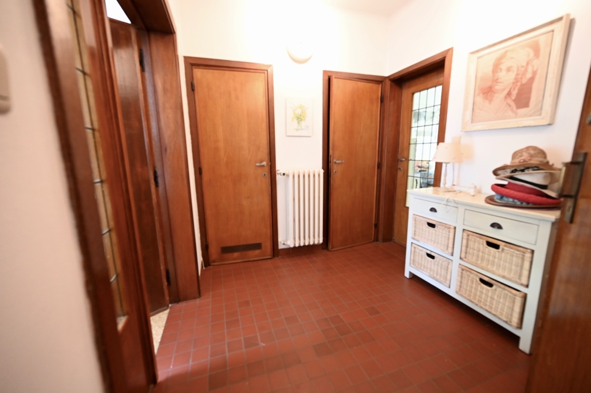 ONGEMEUBELD - Gelijkvloers-appartement met tuin op wandelafstand van de Lippenslaan. 