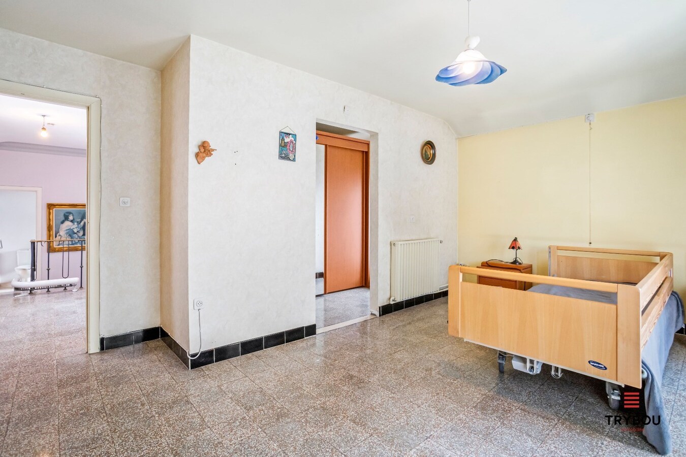 Centraal gelegen, halfopen woning met loods op perceel van 625m² 