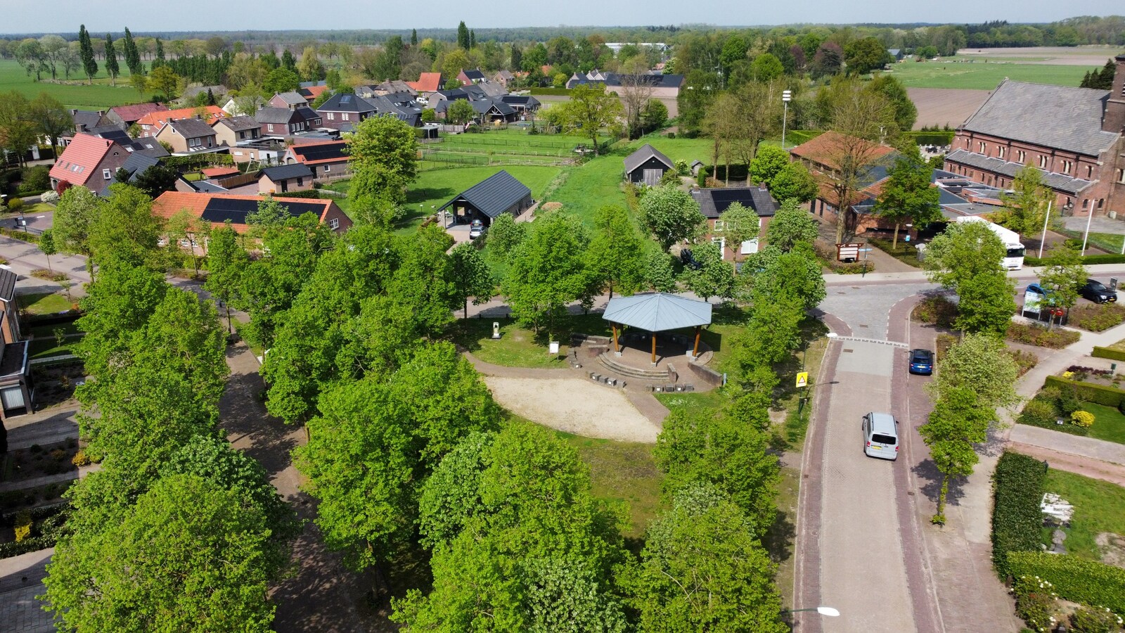 Ruime bouwkavel te koop van 3.405 m2 voor de bouw van een vrijstaande woning met bijgebouw. 