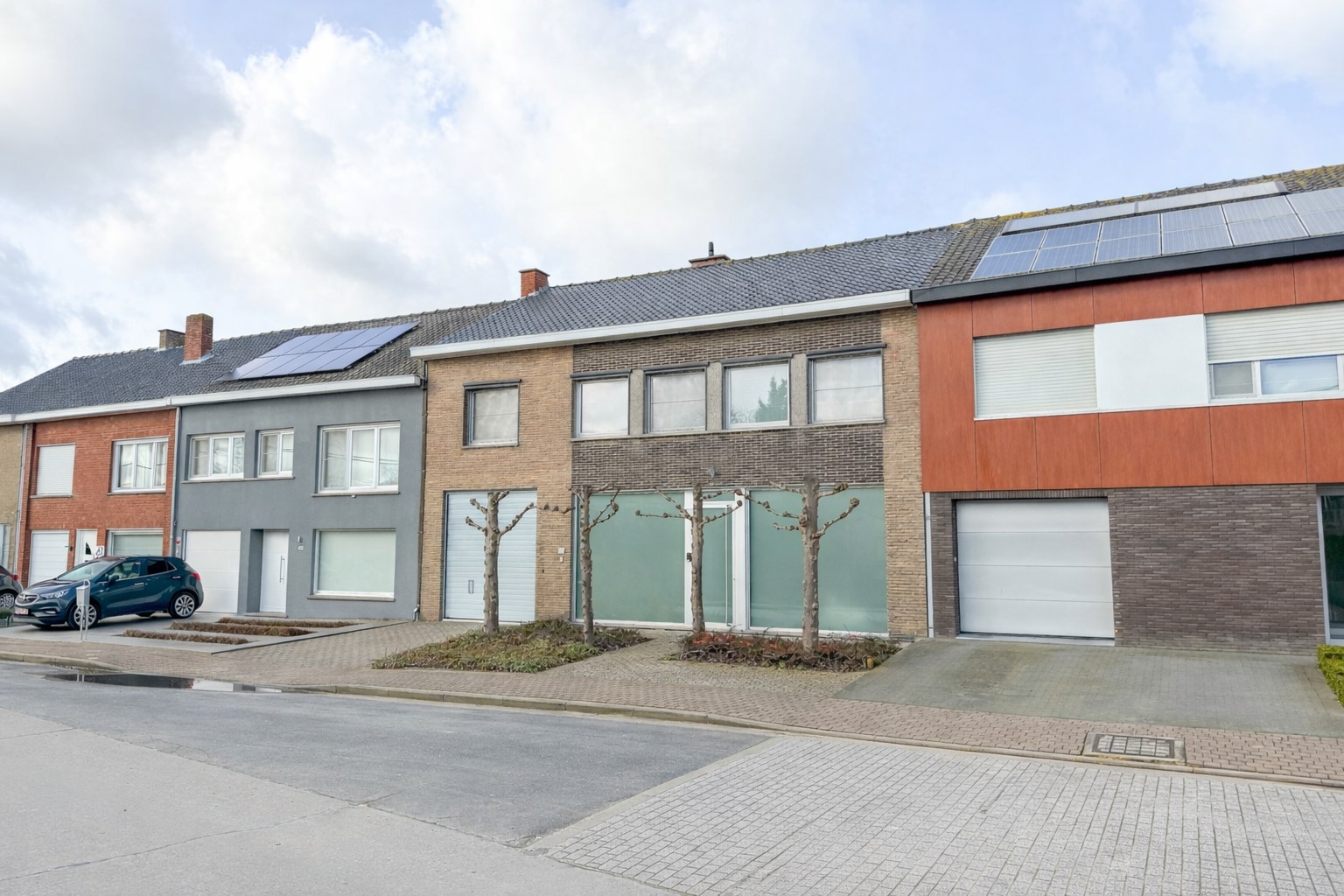 Prachtige gezinswoning met mooie tuin en bijgebouw, instapklaar afgewerkt, Torhout. 