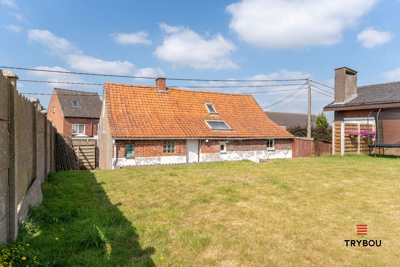 Te renoveren alleenstaande woning op een ruim perceel met tal van mogelijkheden! 
