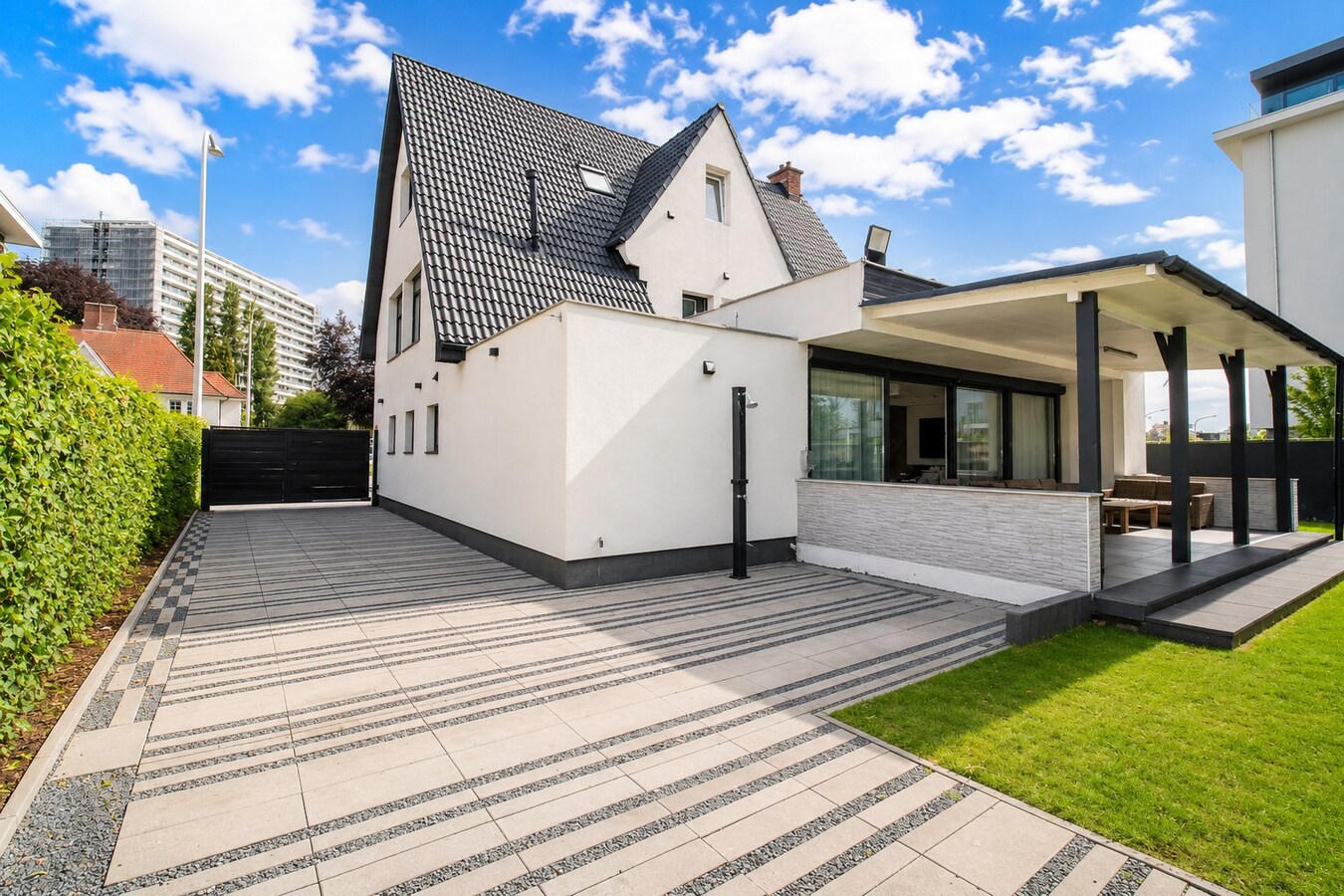 Exclusieve instapklare villa met buitenzwembad, uitzonderlijke leefruimte en 6 slaapkamers op topligging in Sint-Niklaas 