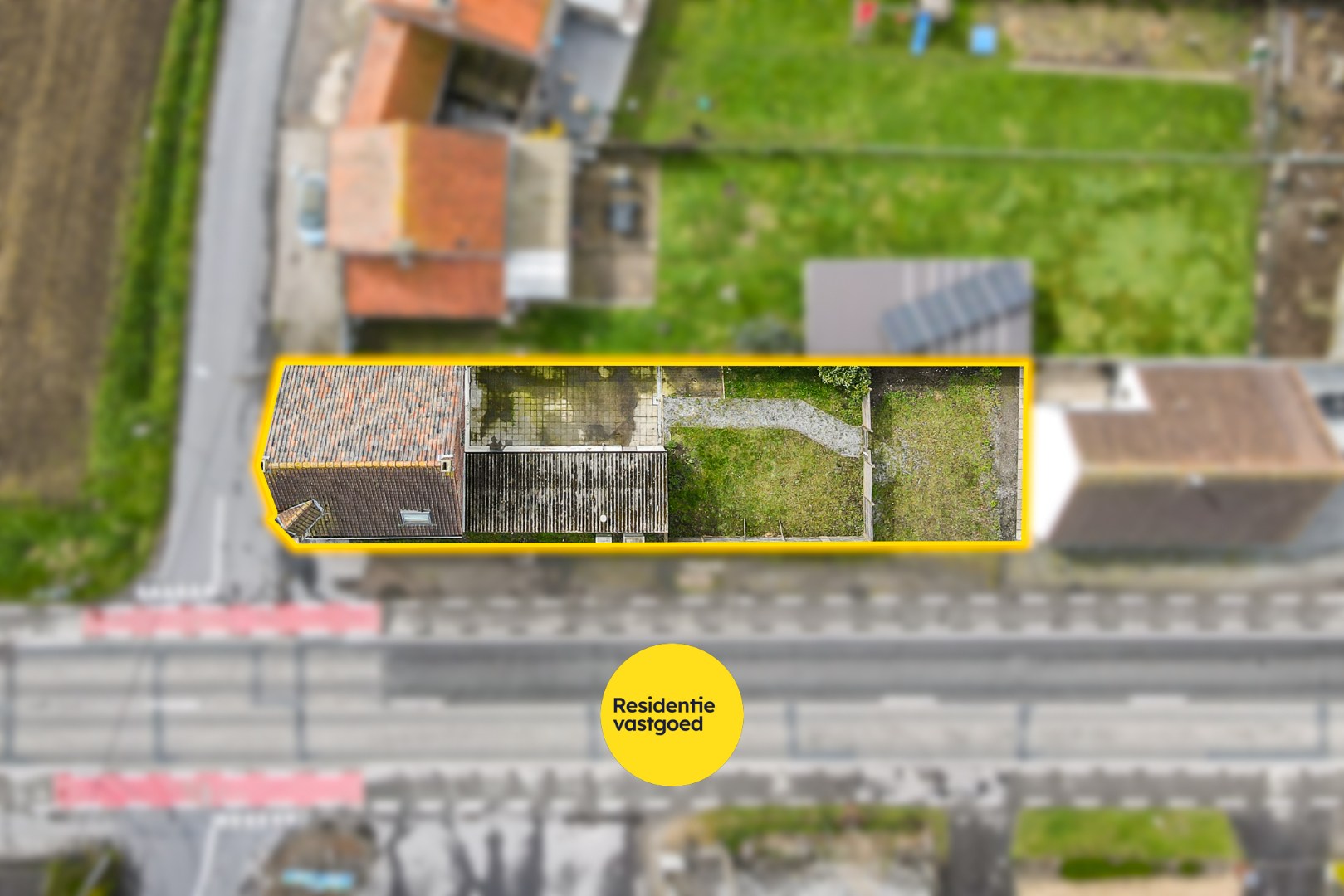 Te renoveren hoekwoning met 3 slaapkamers, tuin en centrale ligging in Ichtegem 