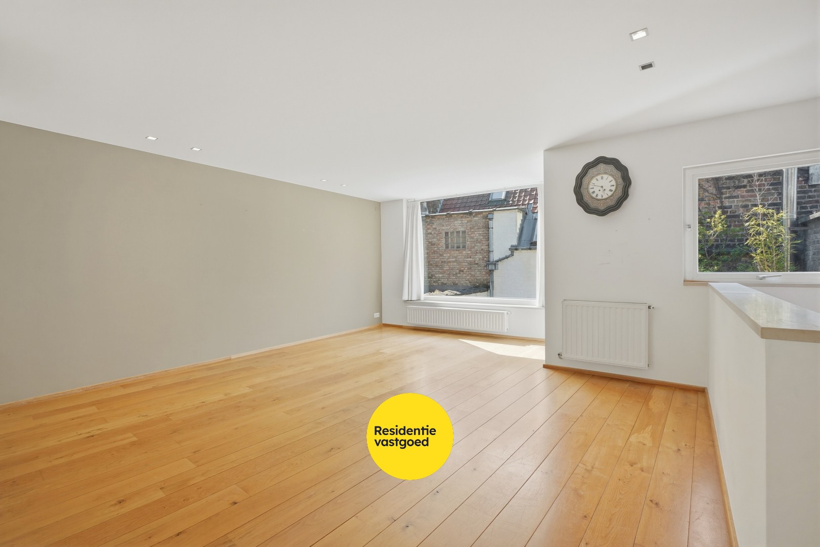 Multifunctionele woning met handelsruimte in hartje Veurne. 