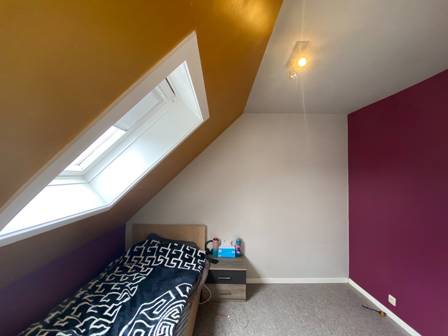 Zeer centraal gelegen dakappartement met 1 slpk in hartje Waregem! 