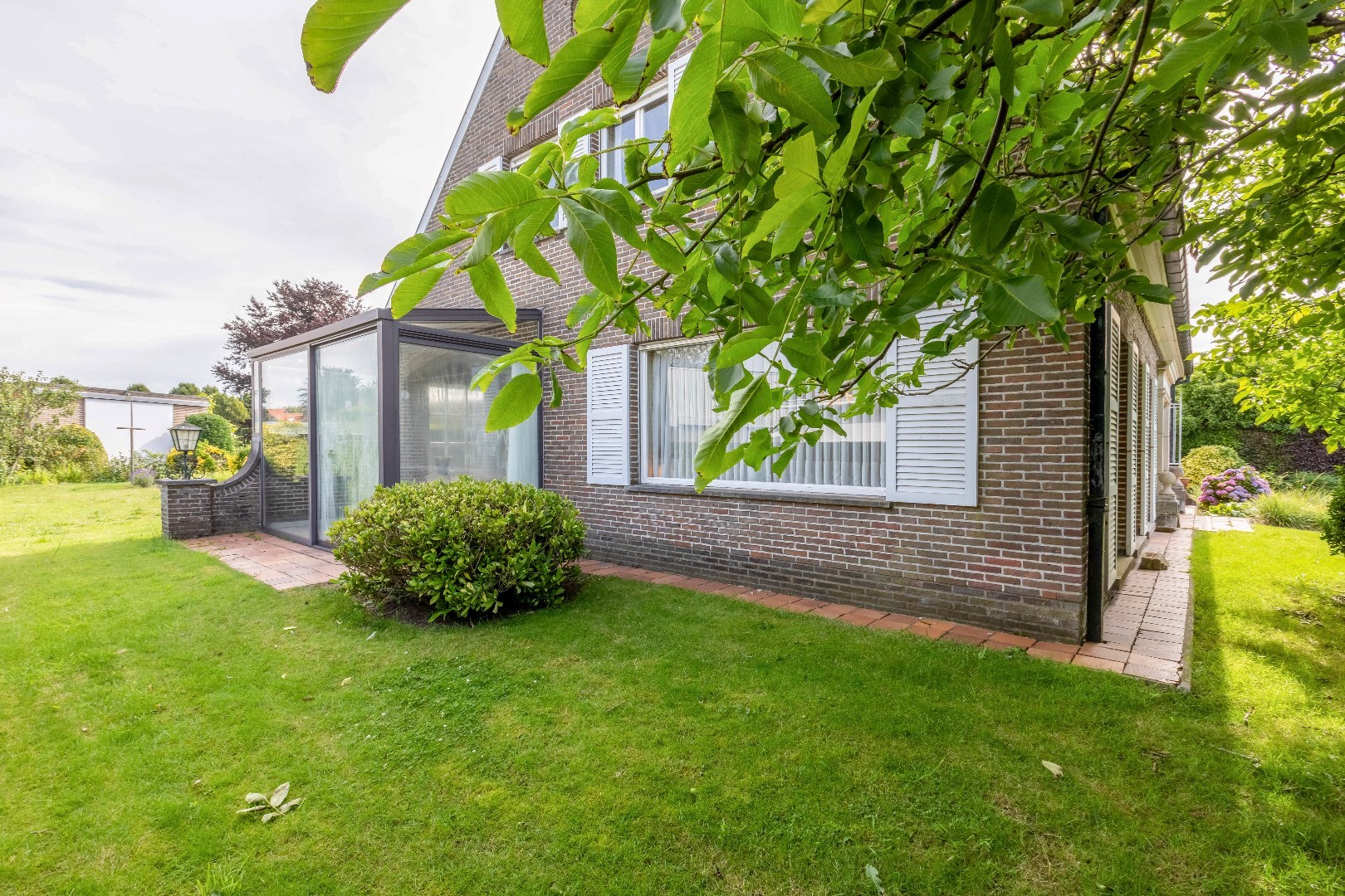 Ruime villa met 5 slp + dubbele garage en grote loods (104m²) 