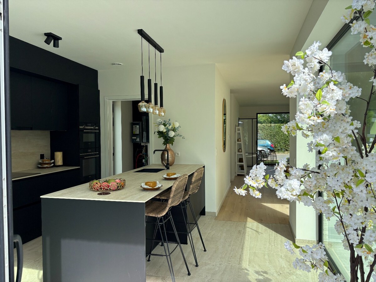 Nieuwbouwwoning met West-tuin in het centrum van Schilde 