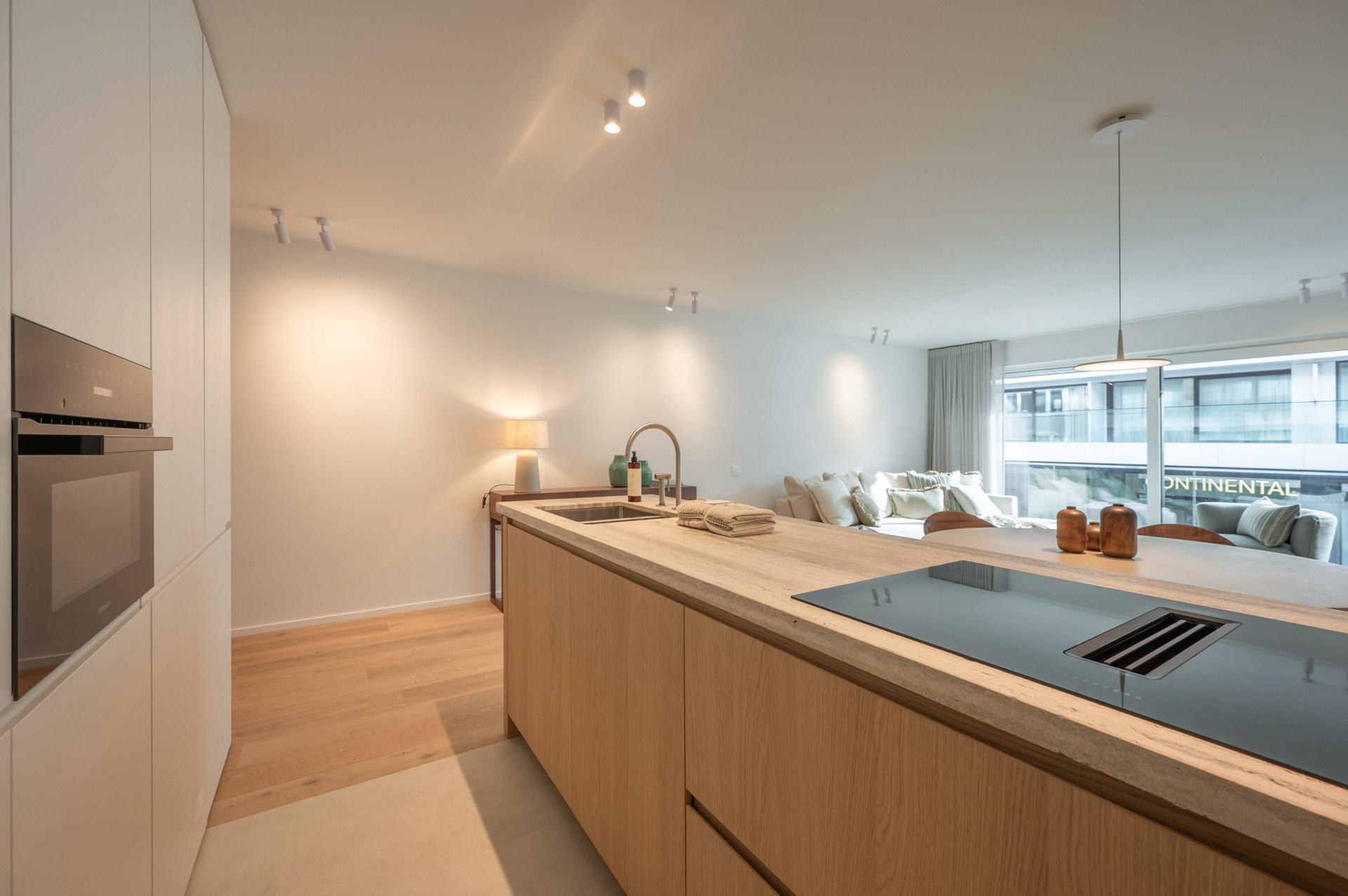 Exclusief gerenoveerd appartement met 3 slaapkamers te koop vlak bij het Albertstrand en het Lichtorenplein. 