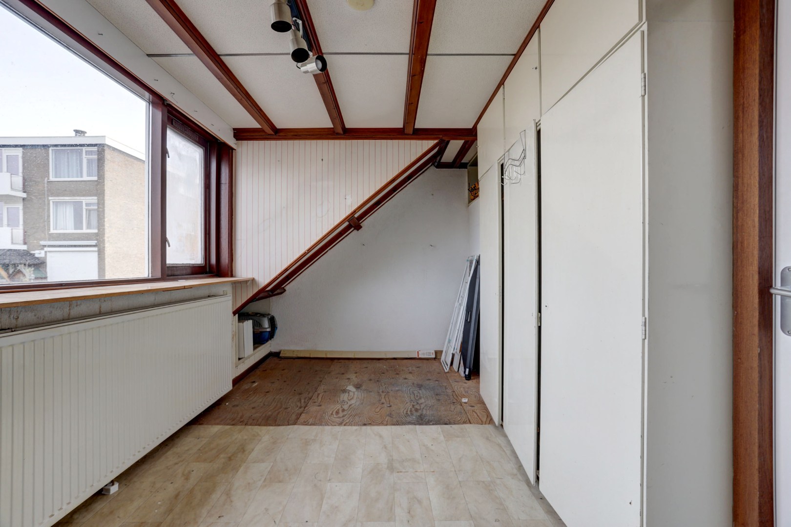 In het geliefde "Lage Land' is gelegen deze uitgebouwde 5-kamer tussenwoning met zonnige en diepe tuin en geheel gelegen op eigen grond. 
