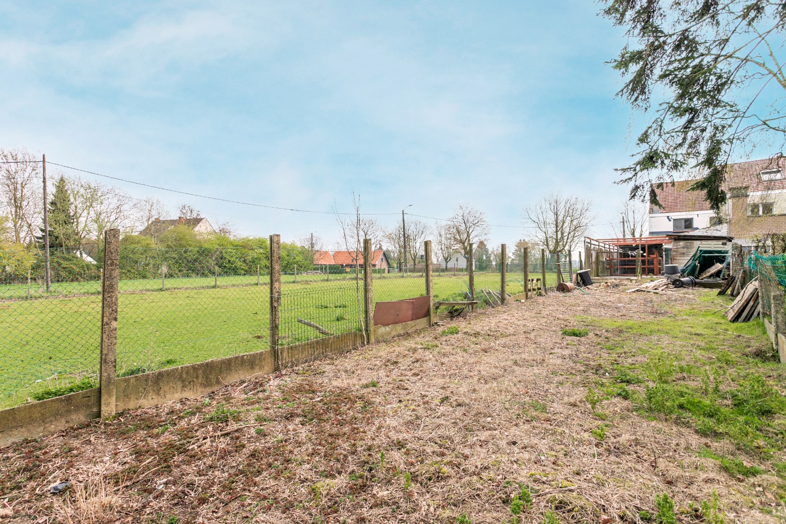 Op te frissen 3-gevel woning 