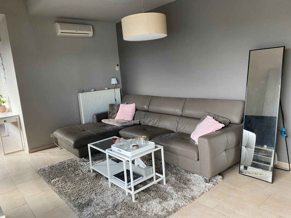 Eigentijds duplex-appartement met  autostaanplaats en kelder. Geen vaste kosten. 