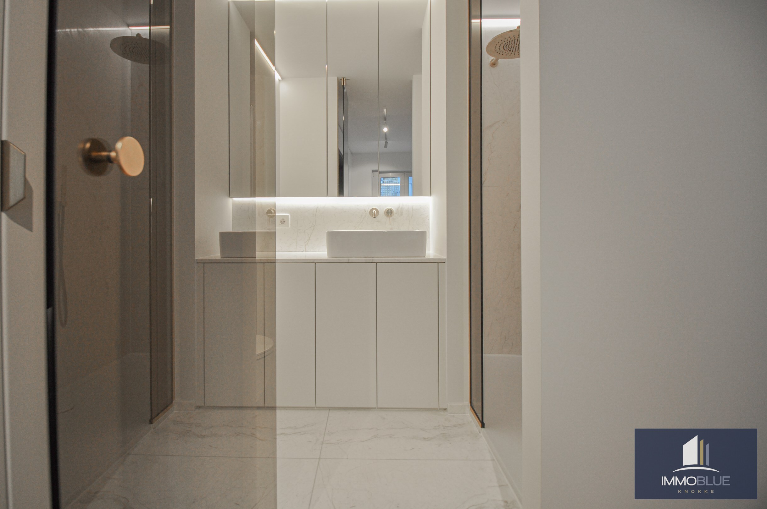 Hoogwaardig volledig gerenoveerd appartement met zijdelings zeezicht en zicht op de Kustlaan. 