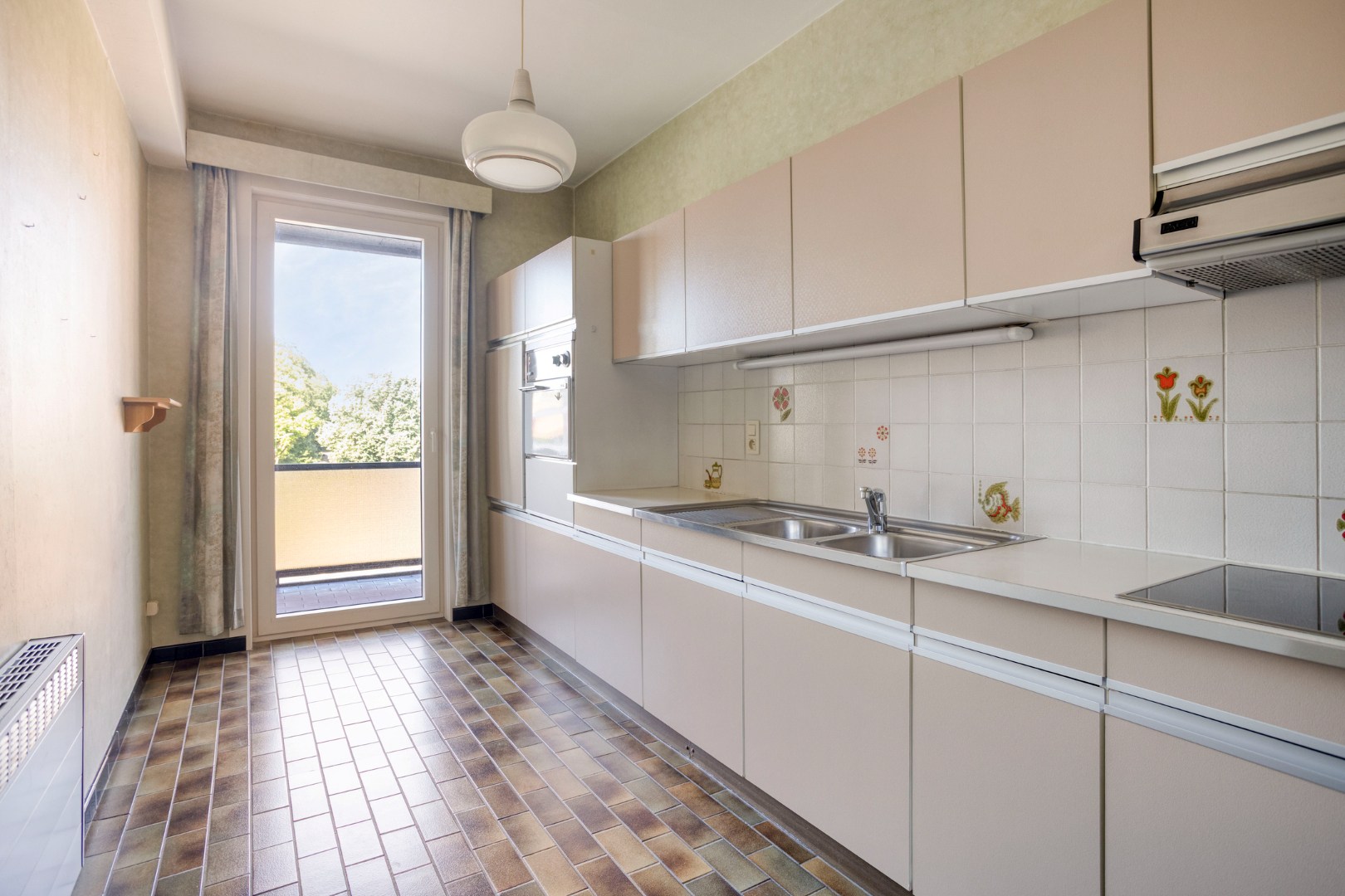 Ingerichte keuken met doorgang terras