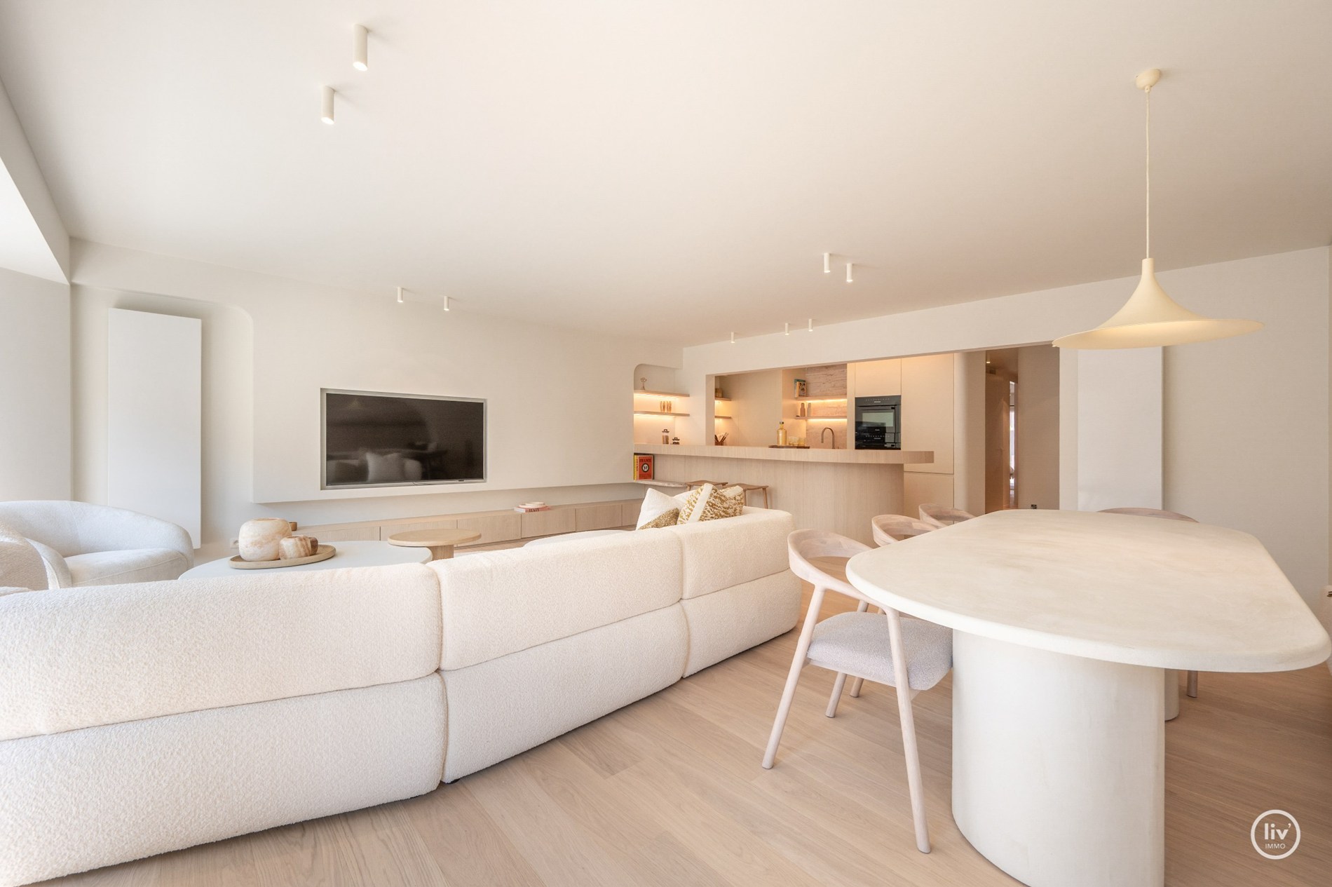 Appartement de plus de 3 chambres avec des finitions très luxueuses et possibilité de garage dans l'immeuble. 