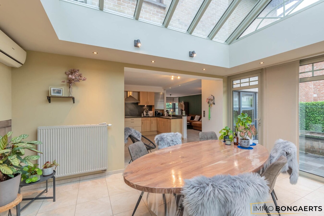 Ruime instapklare woning in het centrum van Neeroeteren met tuin, garage en 3 slaapkamers. 