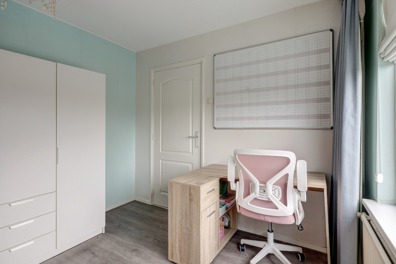 Lichte 4-kamer tussenwoning met eigen garage, 3 slaapkamers, onderhoudsvriendelijke tuin met berging en gelegen op eigen grond! 