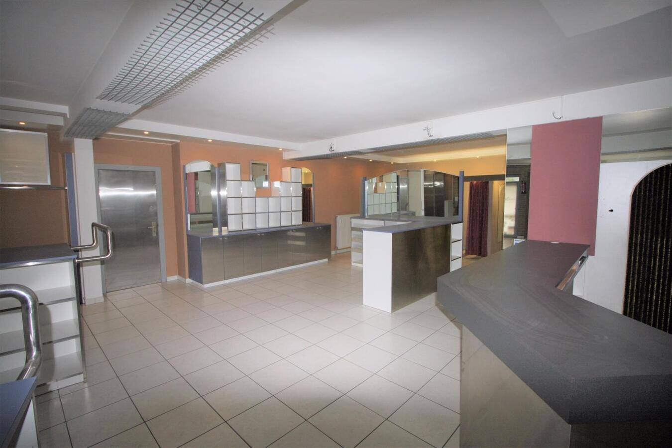 Appartement gelijkvloers met handelspand in Zedelgem 