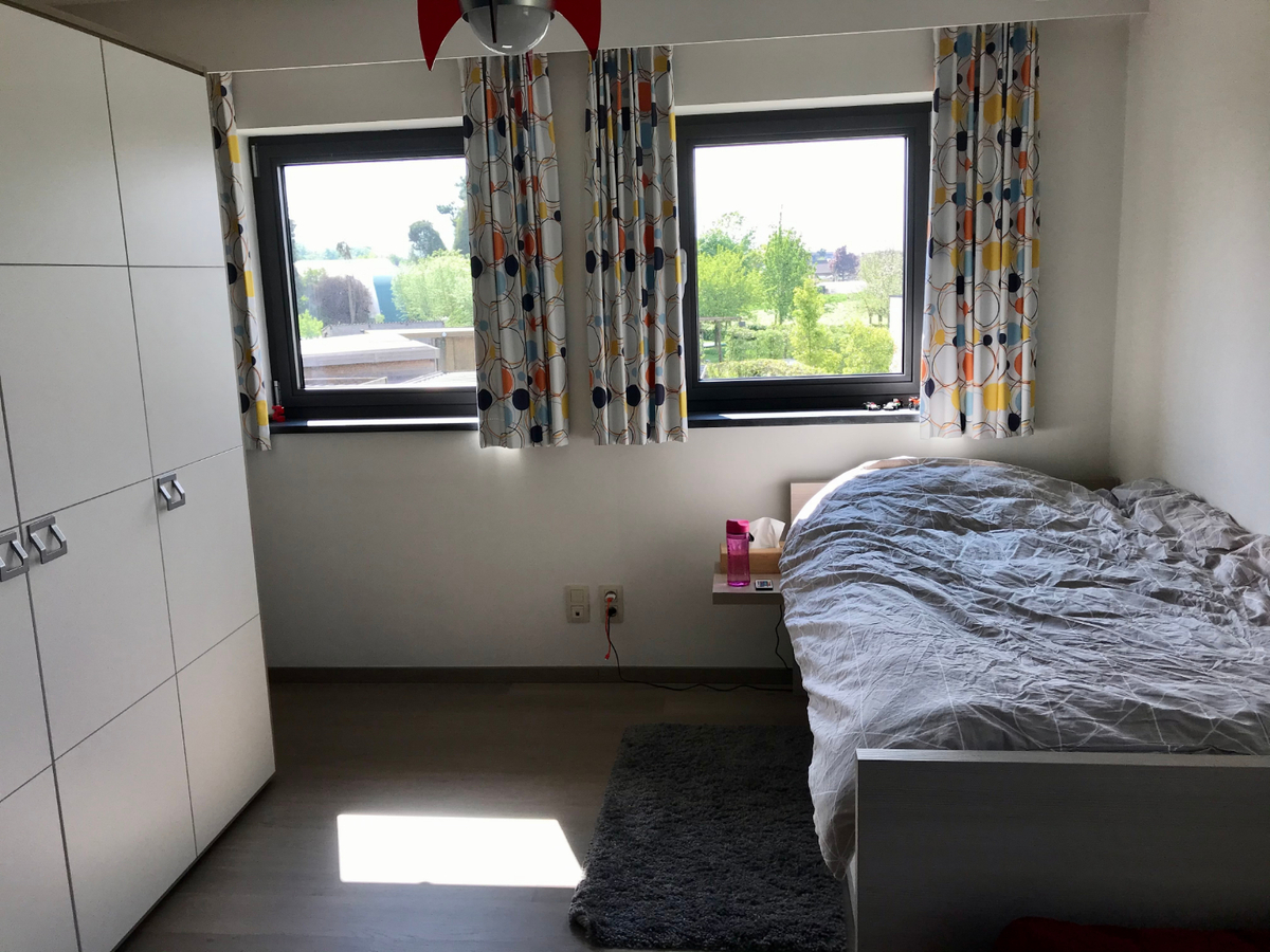 Ruime, eigentijdse Half Open Bebouwing. 