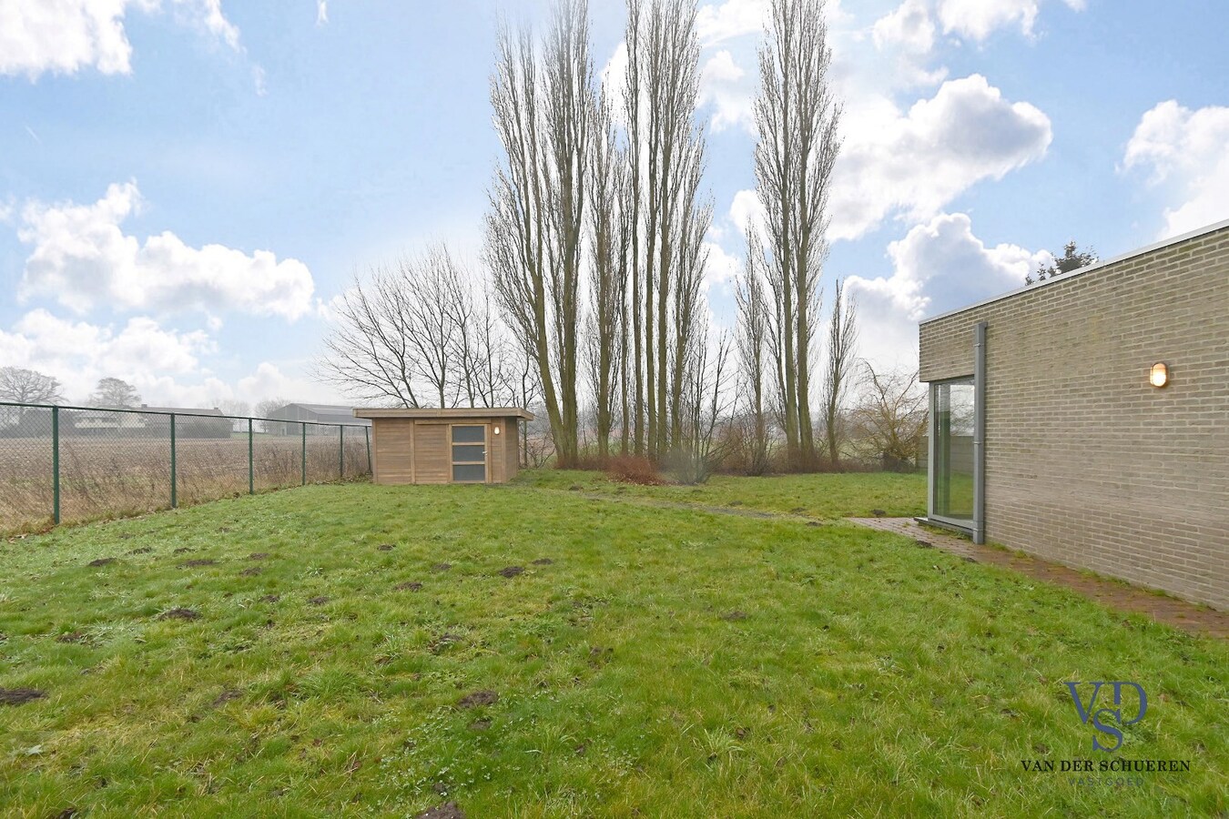 Ruime Half Open, op een commercieel gunstige ligging 