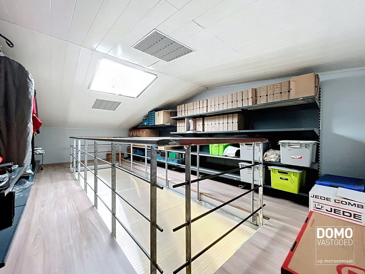 RUIM COMMERCIEEL GEBOUW VOORZIEN VAN TOONZAAL, KANTOREN EN OPSLAGPLAATS IN HERK-DE-STAD 