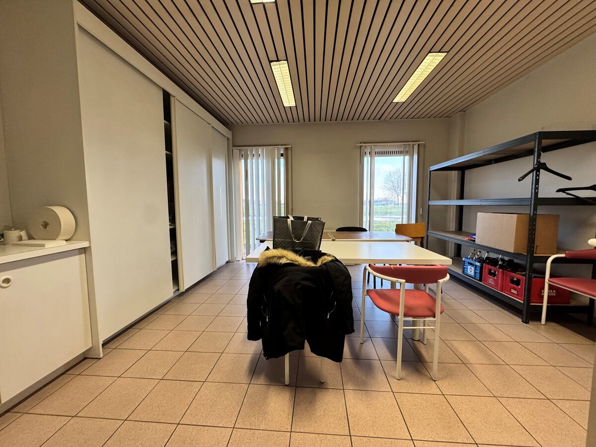 Loods met burelen te huur te Koekelare 