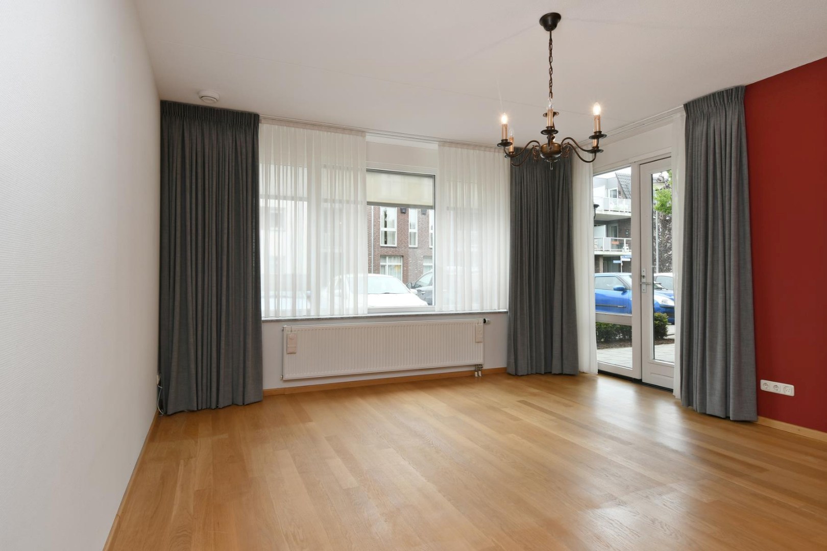 Goed onderhouden appartement op de begane grond met twee slaapkamers, terras, aparte berging en eigen parkeerplaats gelegen nabij het centrum van Kessel. 