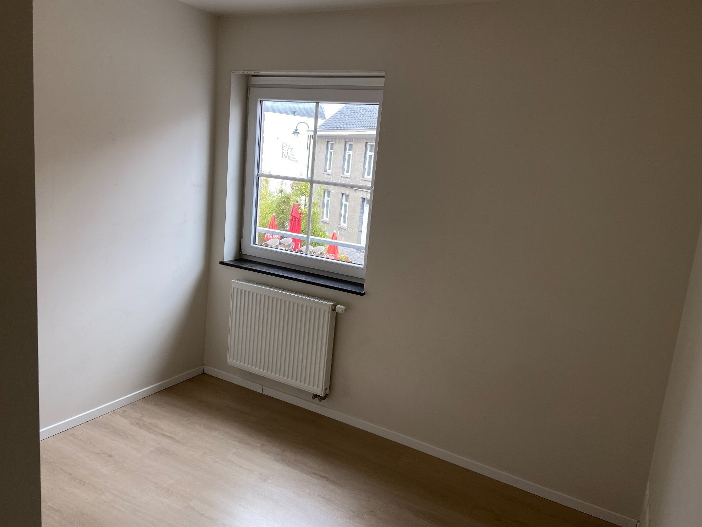 Recent energiezuinig appartement op de 1ste verdieping met 2 slaapkamers, terras en autostaanplaats 