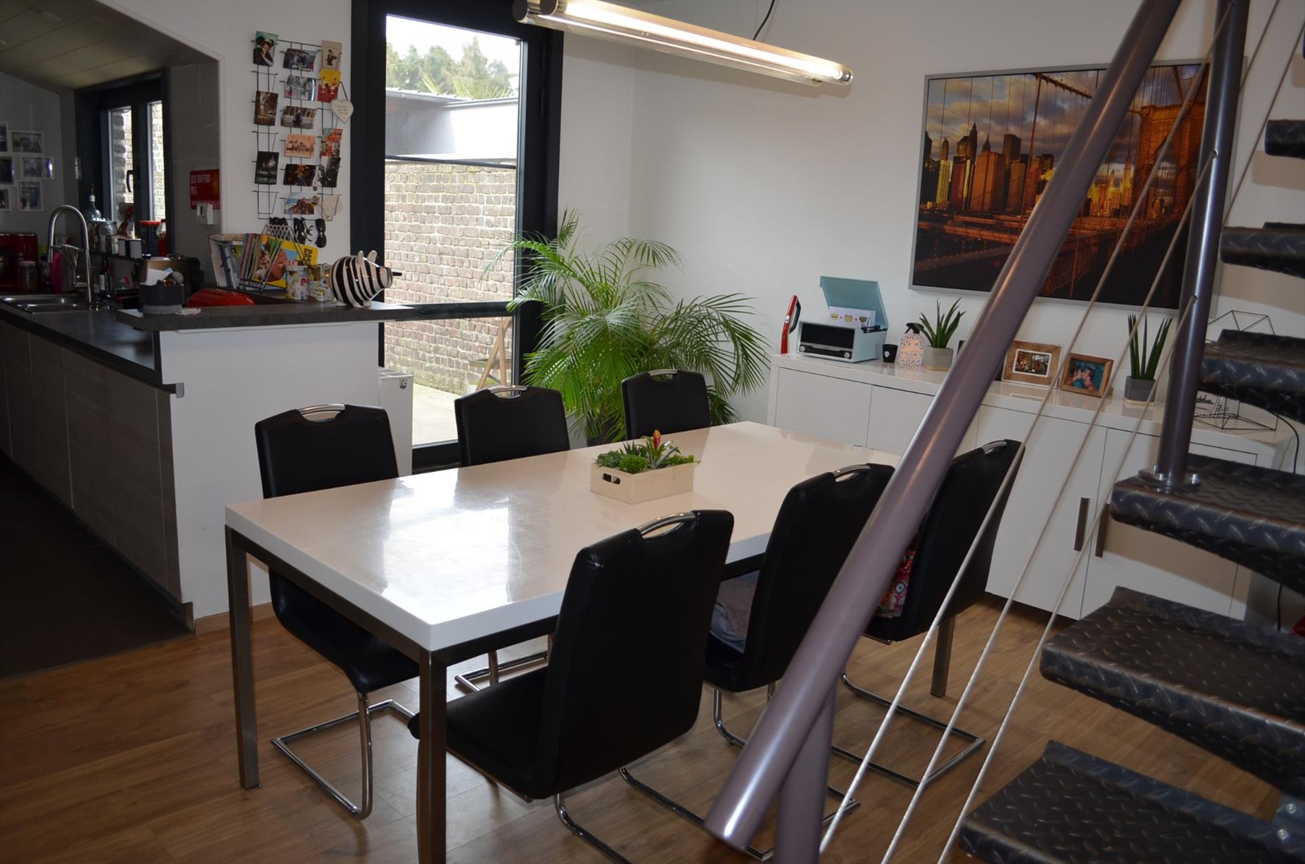 Knap gerenoveerde gezinswoning met  2 slpks (mogelijkheid 3), carport en tuin goed gelegen te Aalter 