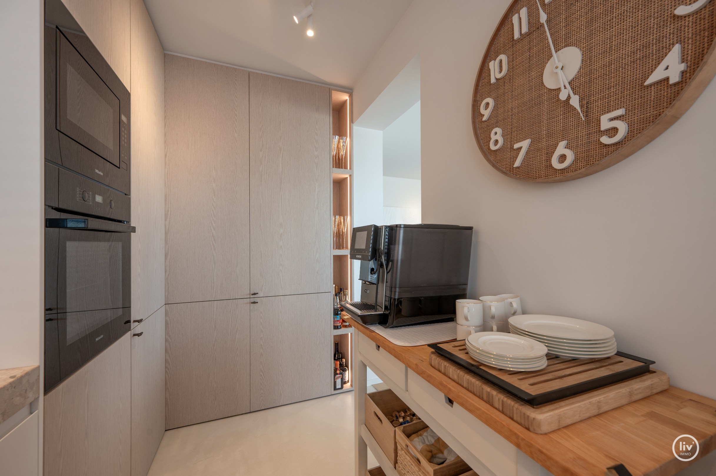 Appartement en coin unique avec 3 chambres offrant une vue frontale sur la mer et sur la place de la Tour de Lumière. 