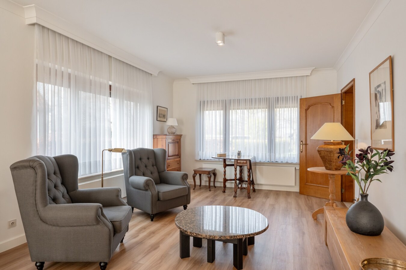 Zeer goed onderhouden gelijkvloerse gezinswoning op een riant perceel van 19a75ca op een rustige locatie te Schalkhoven, een deelgemeente van Hoeselt. 