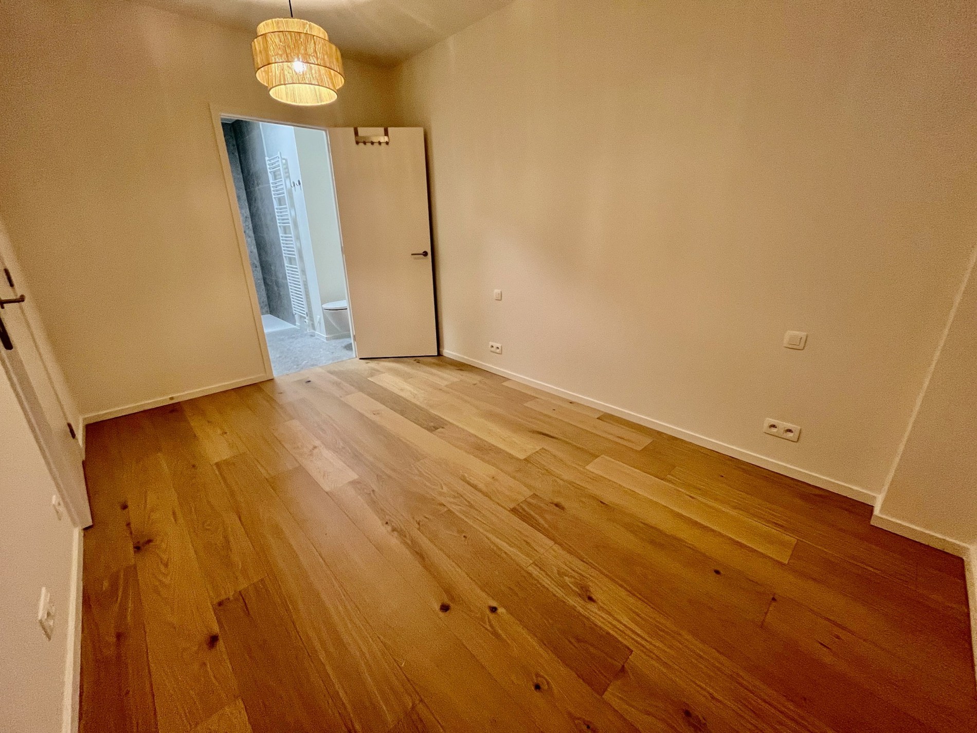 ONGEMEUBELD: Centraal gelegen 2-kamer appartement te Res. Hoos met zijdelings zeezicht: 