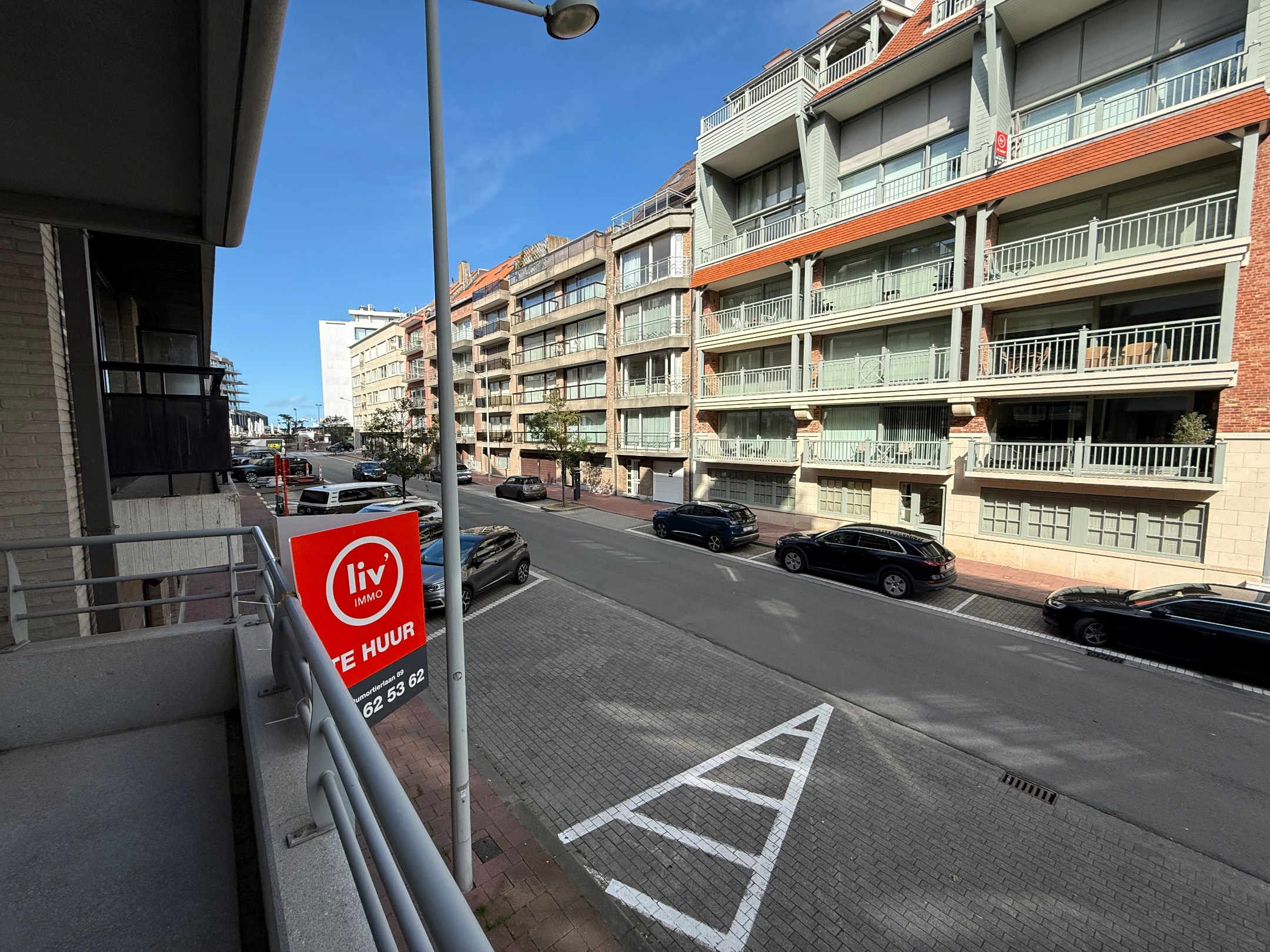 Meublé - Appartement idéalement situé et parfaitement entretenu avec 2 chambres et une grande terrasse situé dans l'avenue Van Bunnen. 