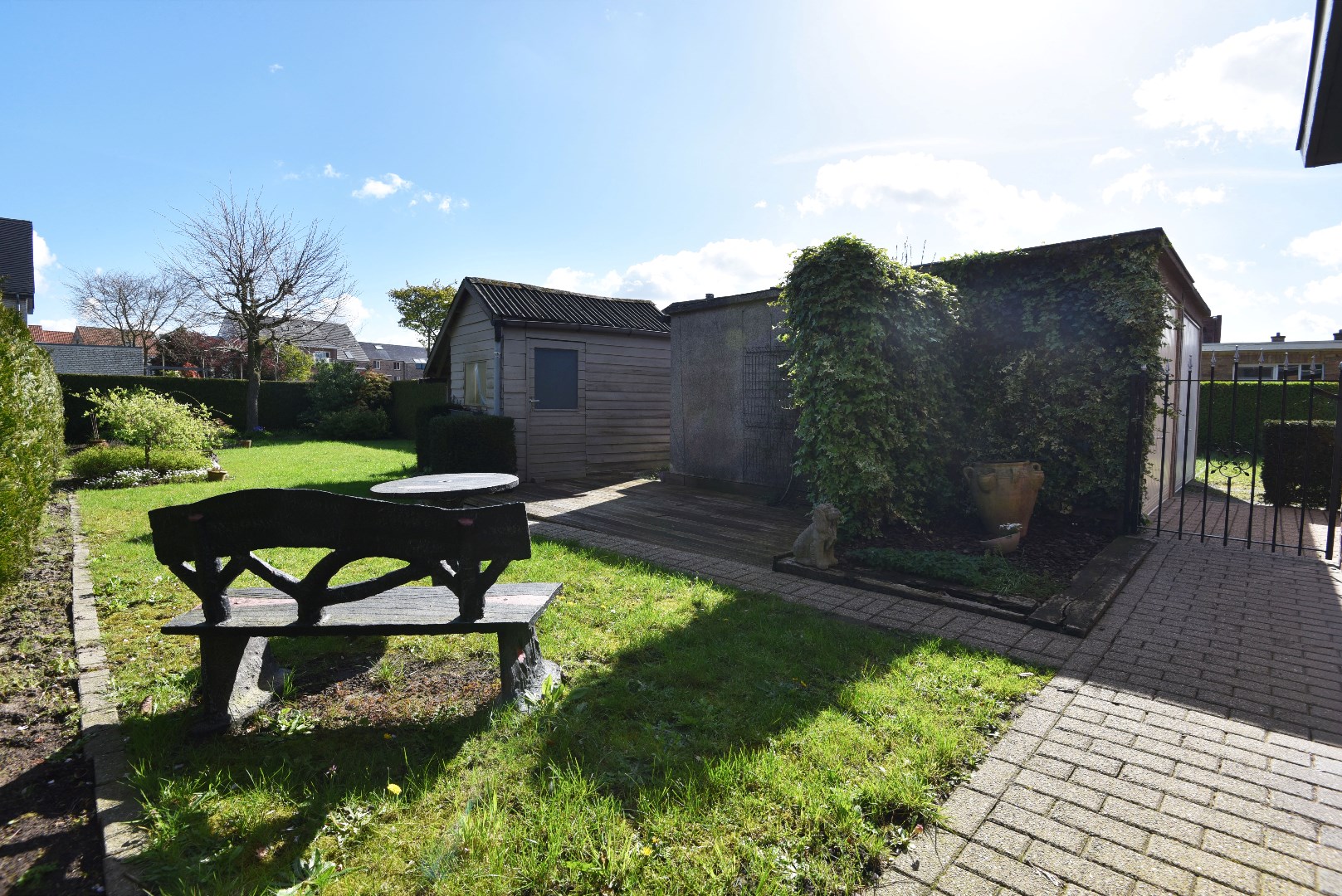 Op te frissen woning met 3 slpks, garage en tuin, rustig gelegen te Adegem 