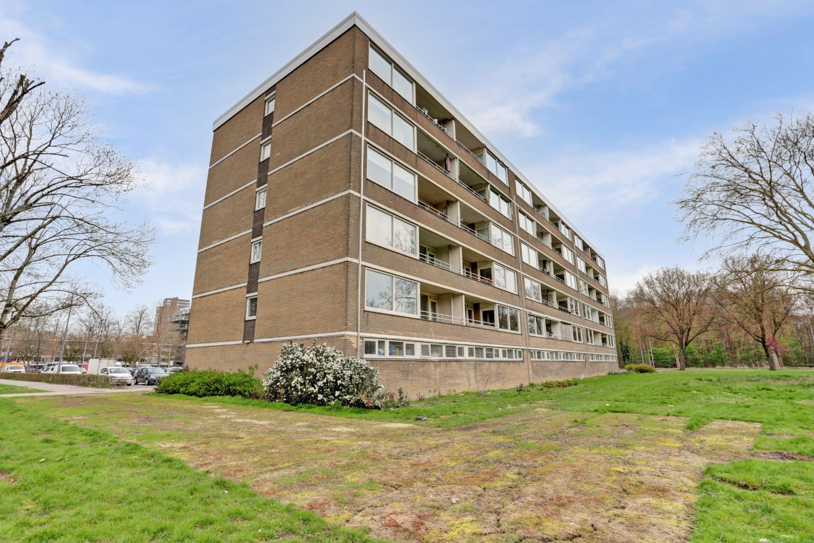 Zonder klussen te betrekken, instapklaar 3-(voorheen 4) kamer appartement met moderne keuken en badkamer, 2 balkons, berging in de onderbouw en gelegen op eigen grond! 