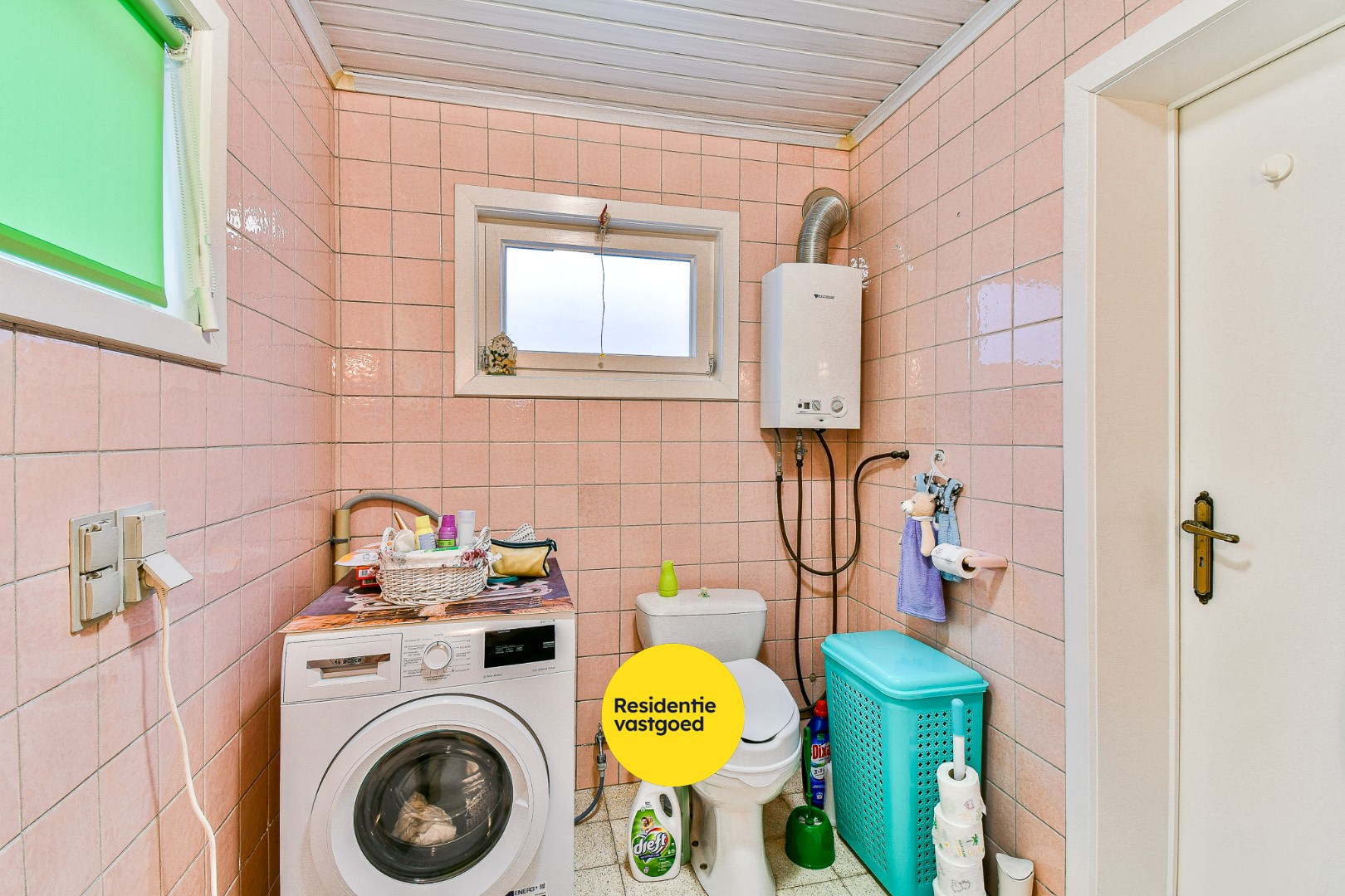 Te renoveren gezinswoning met drie slaapkamers en zongerichte tuin 