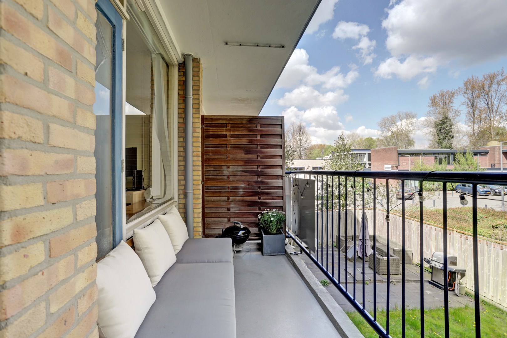 Instapklaar 3-kamer appartement op de 1e verdieping met keurige keuken en badkamer, 2 balkons, berging in de onderbouw en is gelegen op eigen grond. 
