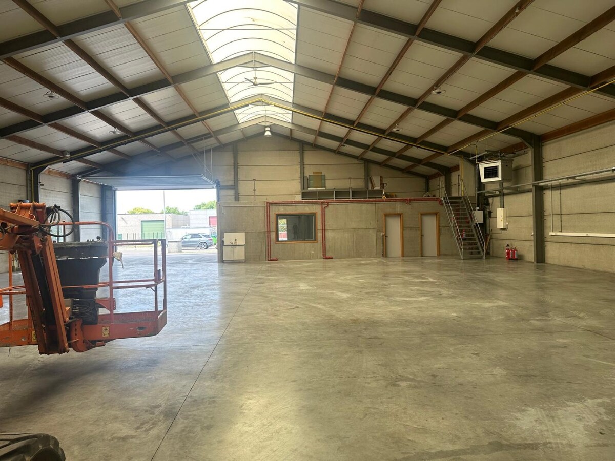 Te huur: ruime loods met voorzieningen in Westrozebeke - 2500 euro/maand 