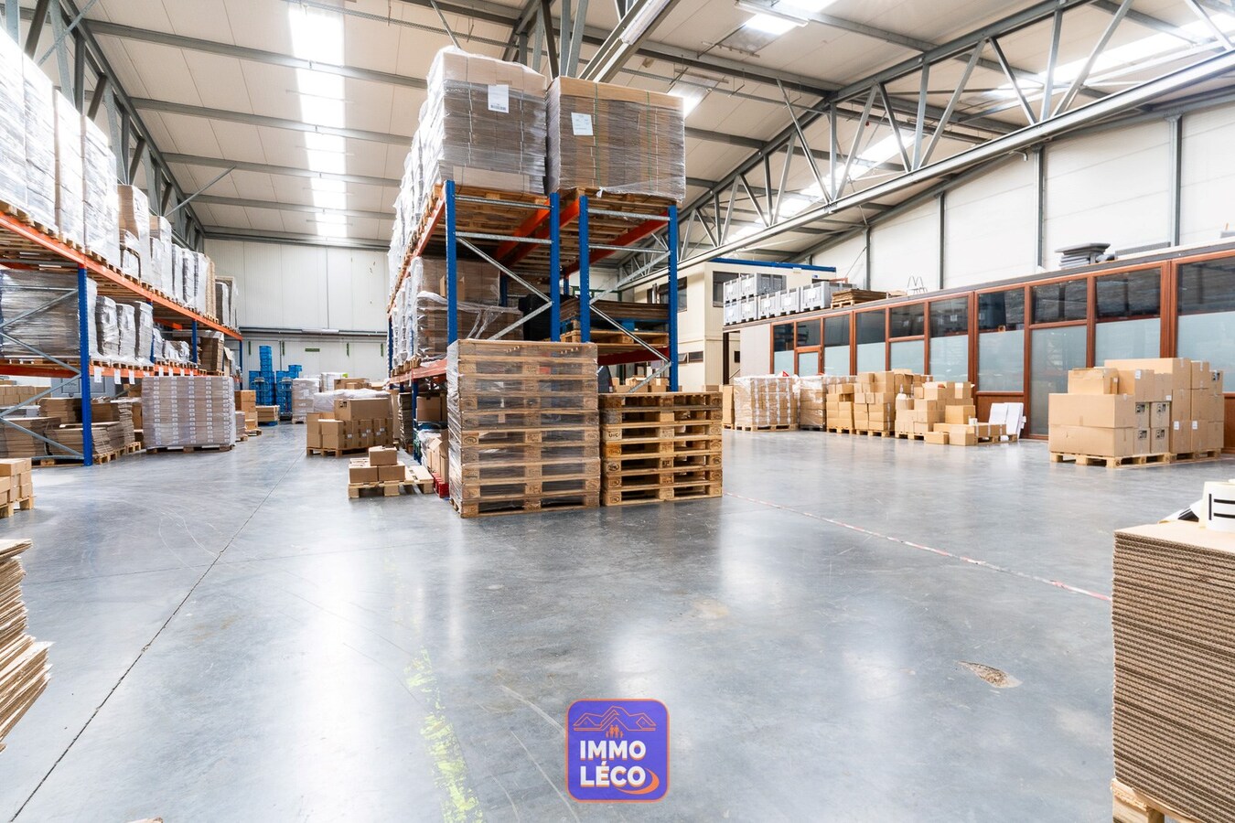 Bâtiment industriel de +/- 2000m² avec bureaux et parking, dans le zoning industriel ! 