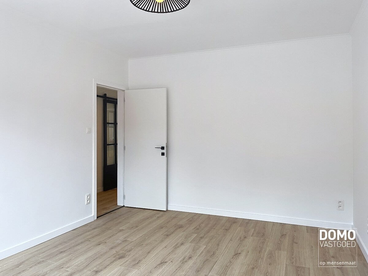 VOLLEDIG GERENOVEERD APPARTEMENT MET TERRAS EN GARAGE TE HASSELT 