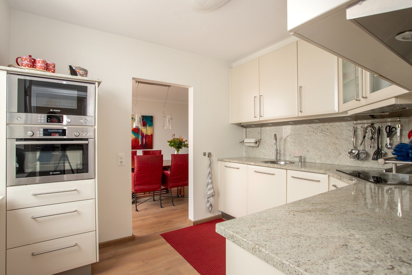 Degelijk gebouwde en perfect onderhouden vrijstaand-geschakelde gezinswoning aan ‘De Lovensbroek’. 