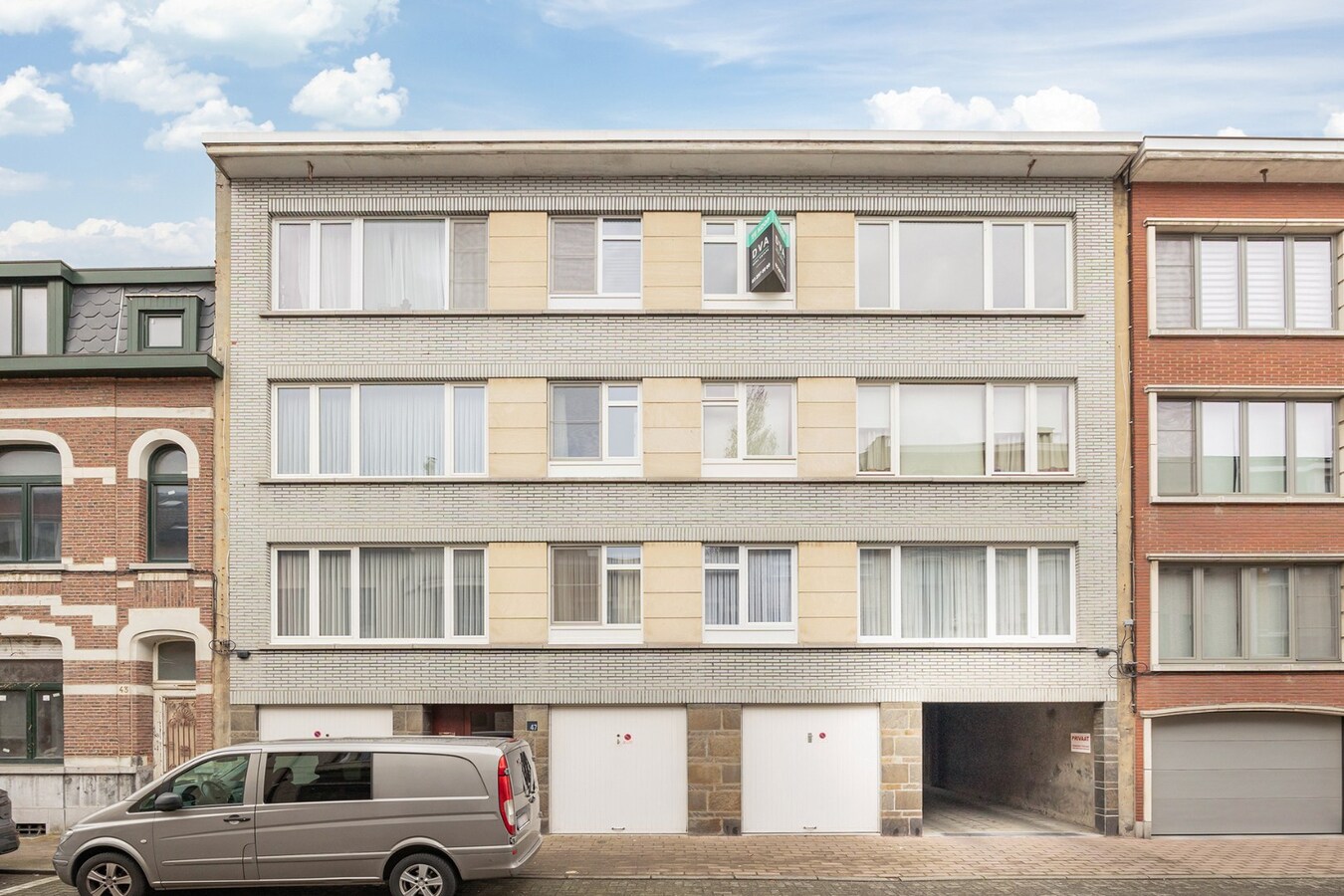 Gerenoveerd appt. met 2 slpk en terras te Wilrijk! 