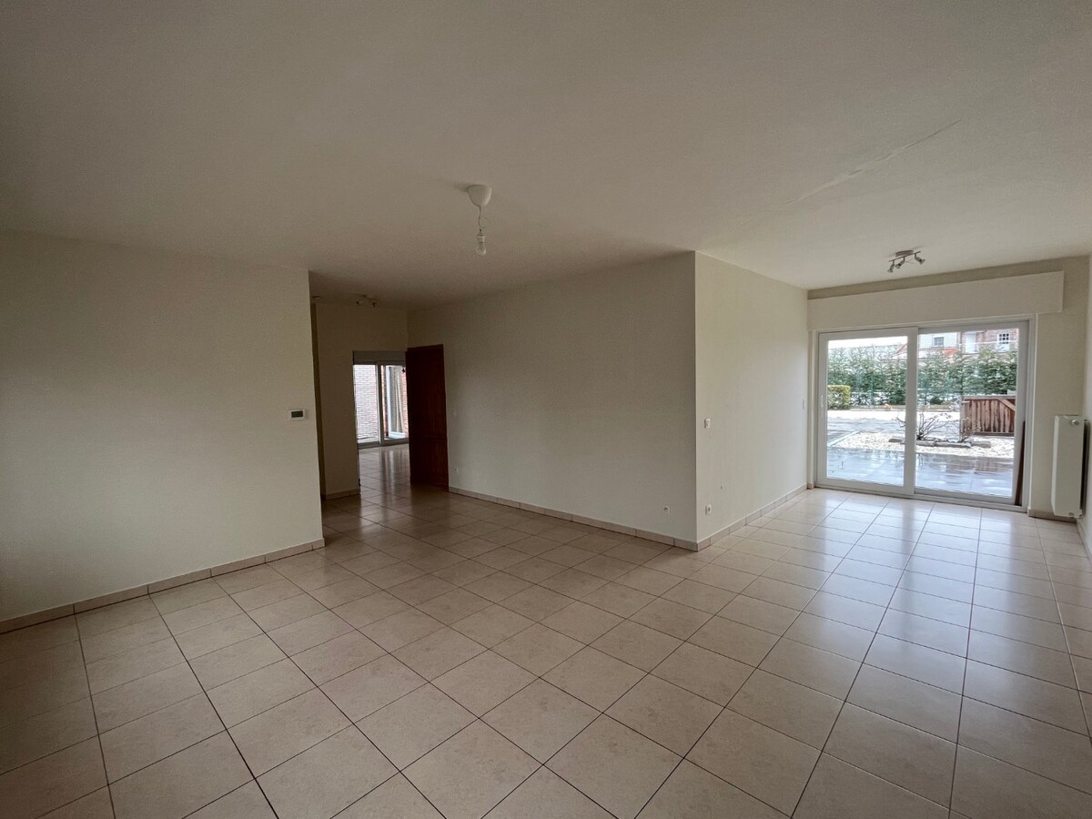 Bijzonder ruime, praktisch ingedeelde gezinswoning 