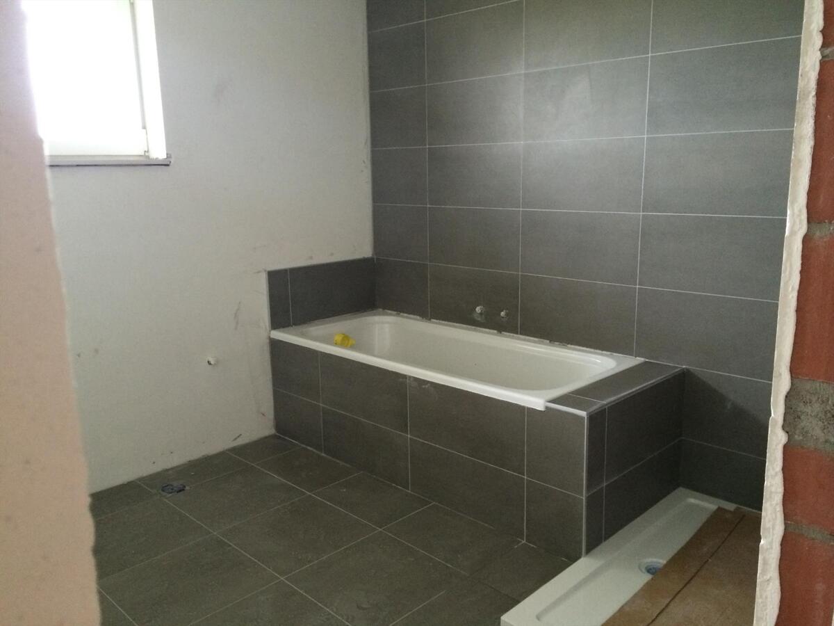 PRACHTIGE HALF OPEN BEBOUWING MET TUIN 