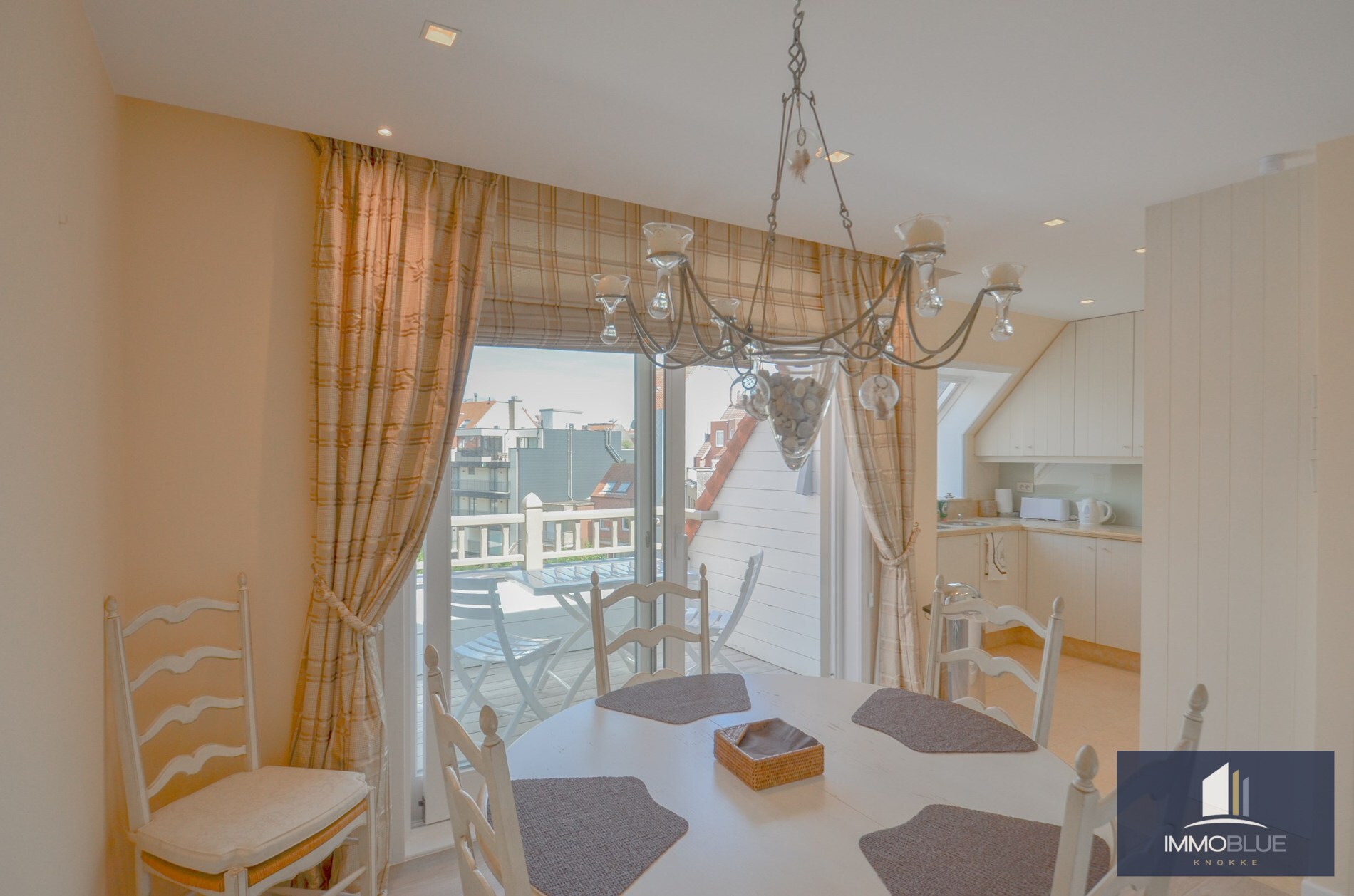 Stijlvol duplexappartement met zonnige terrassen en open zicht op de villa’s van het Zoute. 