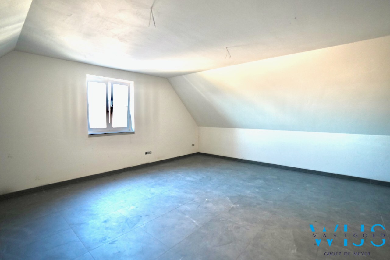 Nieuwbouw met 5 slaapkamers te Oosteeklo ! 