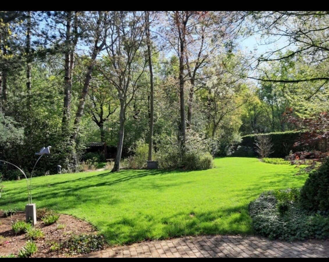 Bemeubelde villa met prachtige tuin 