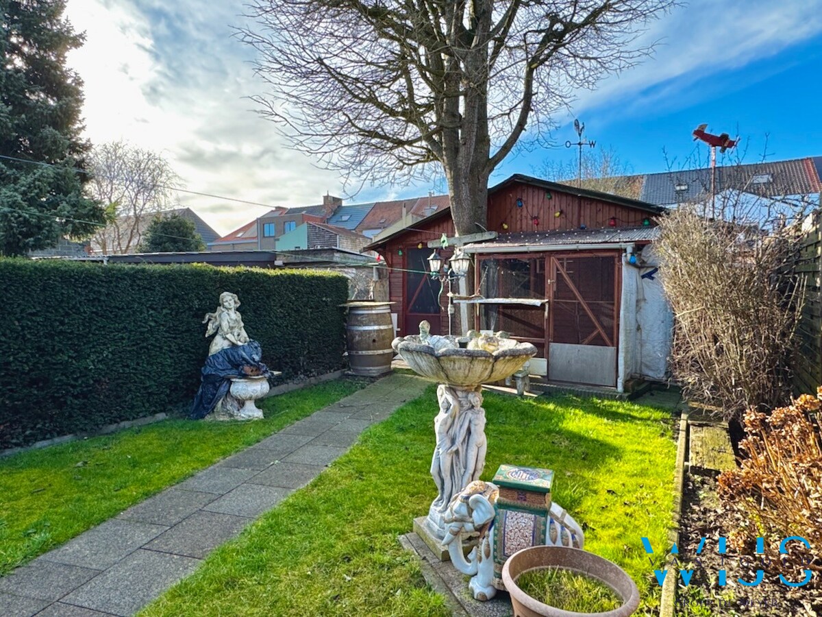 Interessante te renoveren woning met 4 slaapkamers in het centrum van Destelbergen 