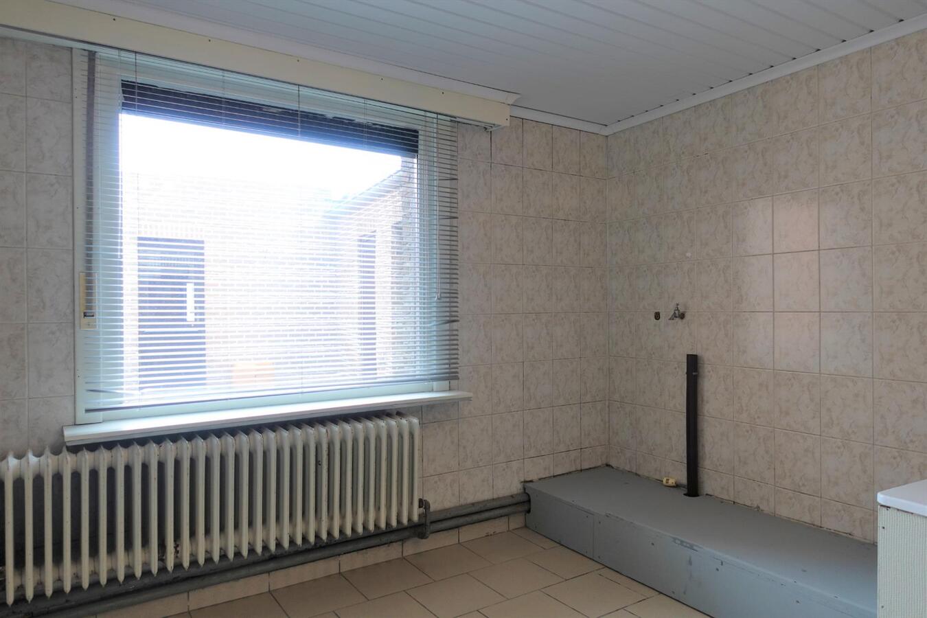 Ruime, op te knappen woning in centrum Zerkegem 